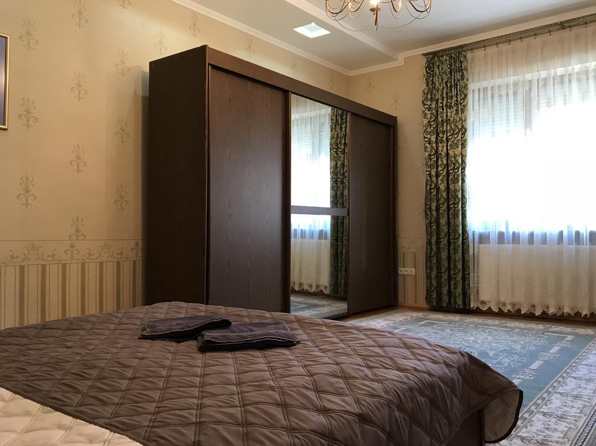 Large Apartment In The City Center Mukačevo Exteriér fotografie